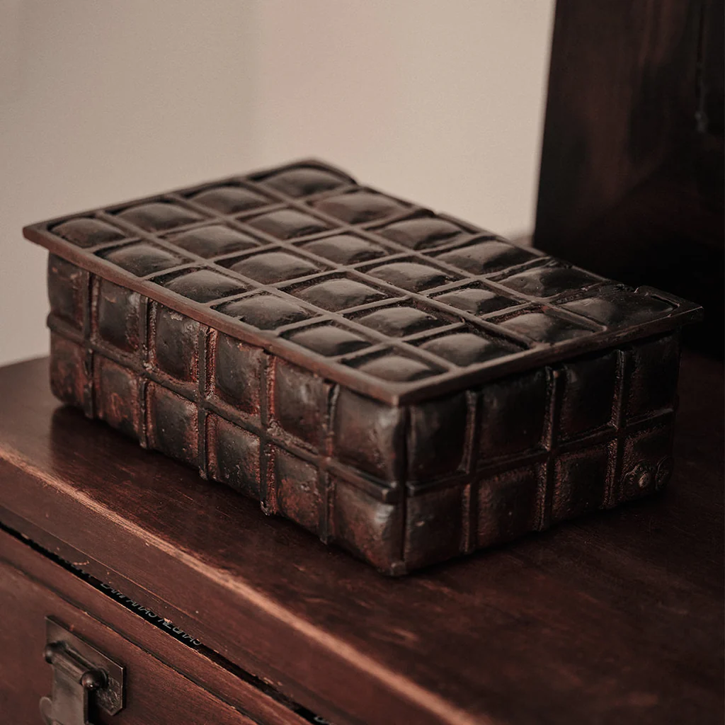 Jan Barboglio Me Cuadra Iron Box