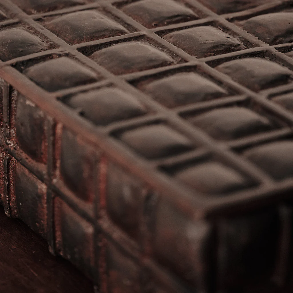 Jan Barboglio Me Cuadra Iron Box