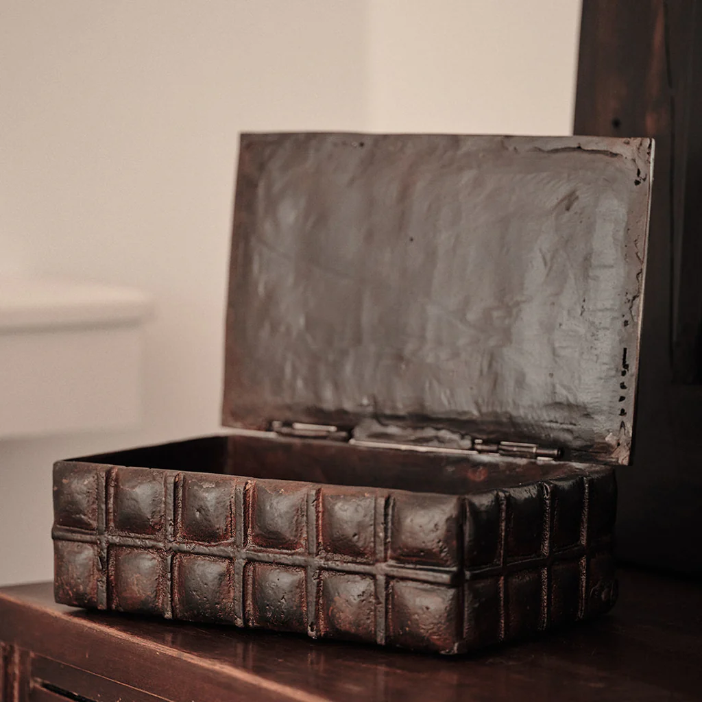 Jan Barboglio Me Cuadra Iron Box